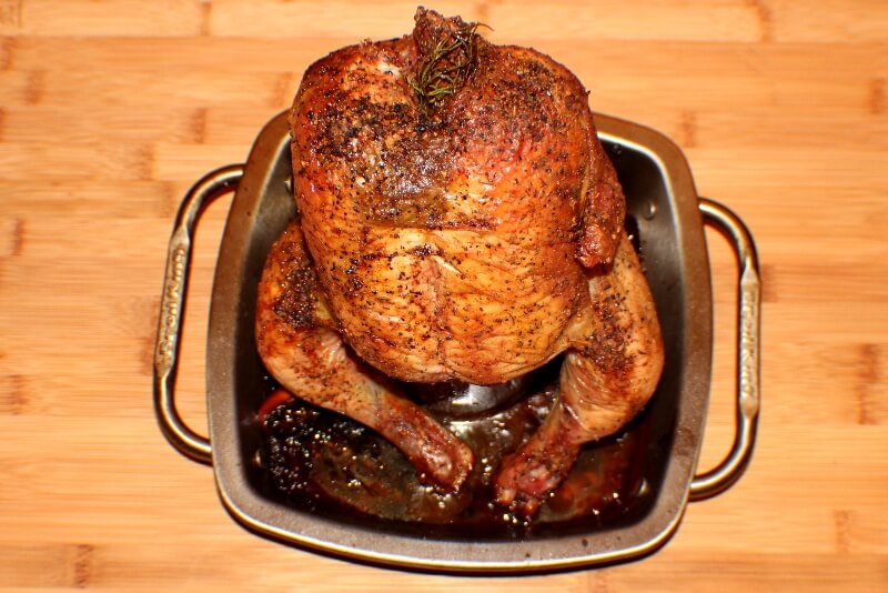 Quarts De Poulet Rôti De Barbecue Sur Le Gril Chaud De Charbon De Bois Photo stock Image du